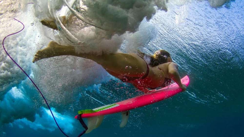 Underwater Surfing Dynamics wallpaper