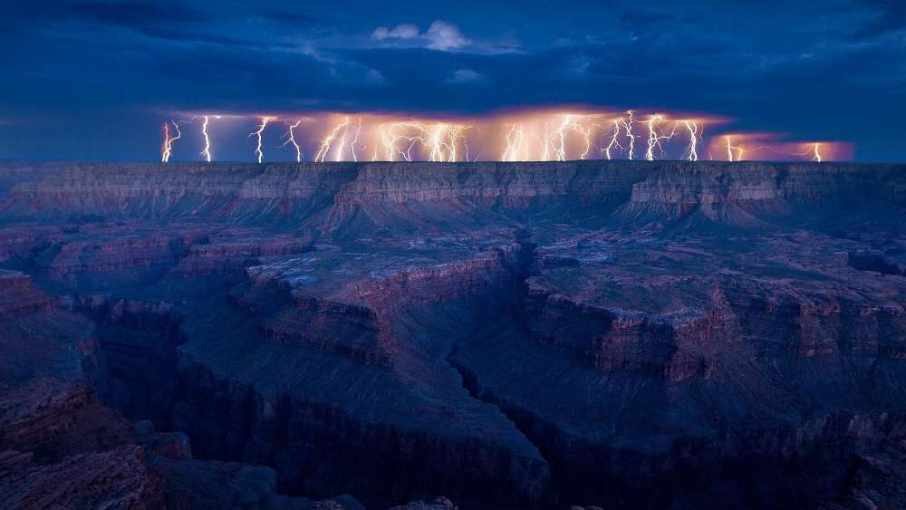 Lightning strikes above the Grand Canyon wallpaper