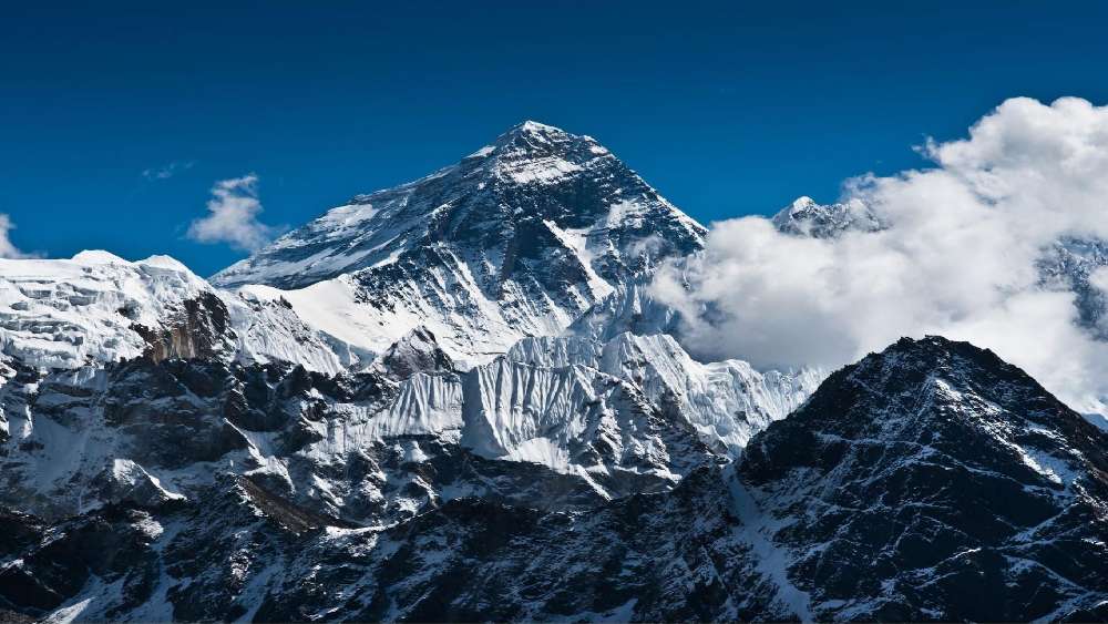 Majestic Peaks Under a Clear Sky wallpaper