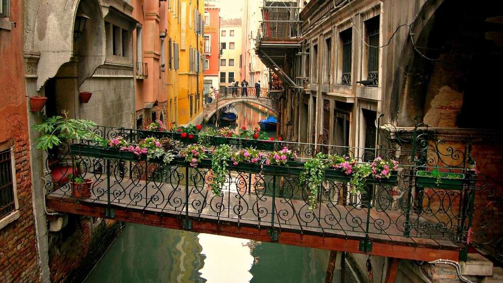 Bridges over the canal, Venice wallpaper