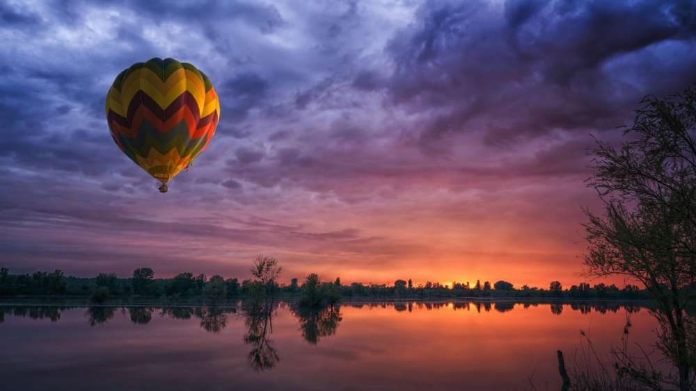 Air balloon in the sunset wallpaper