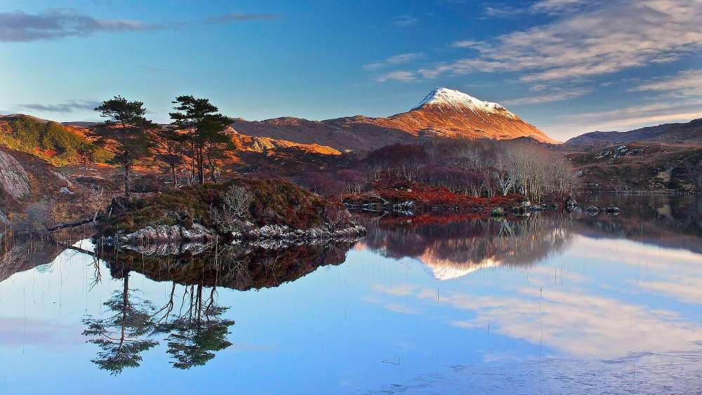 Mountain Reflection on Serene Lake wallpaper