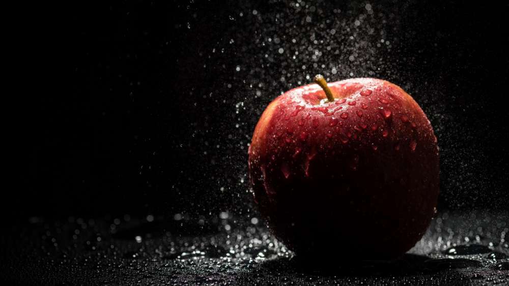 Crisp Apple Amidst a Shower of Droplets wallpaper