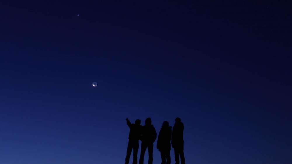 Group of people under the night sky wallpaper