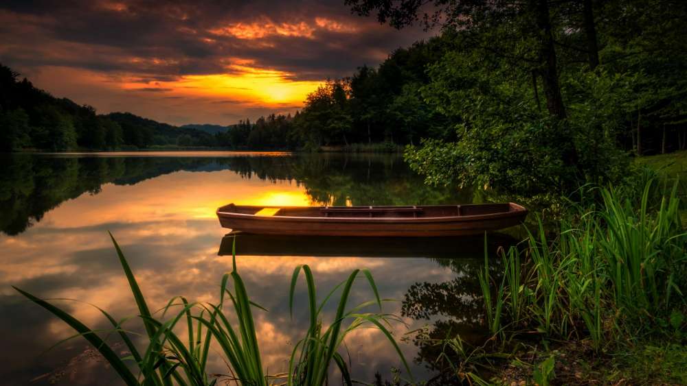 Tranquil Sunset Over Serene Lake Waters wallpaper
