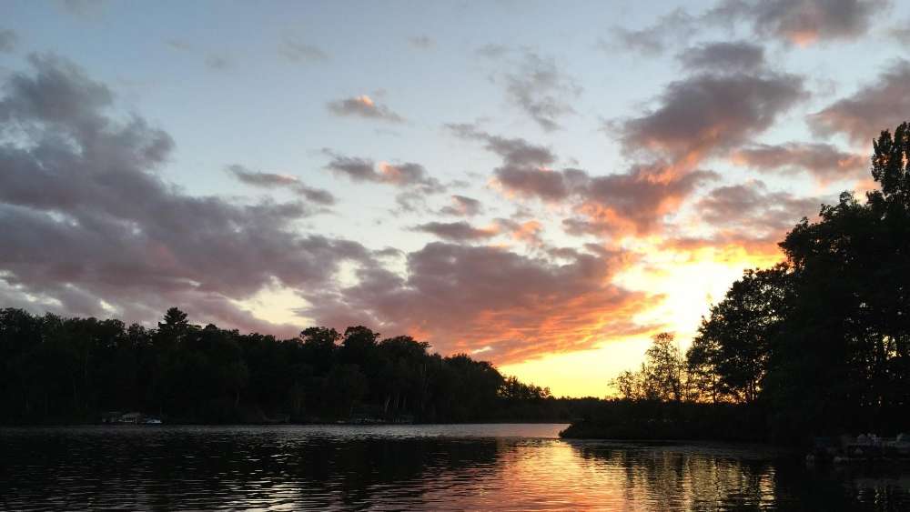 Tranquil Sunset Reflections Over Water wallpaper