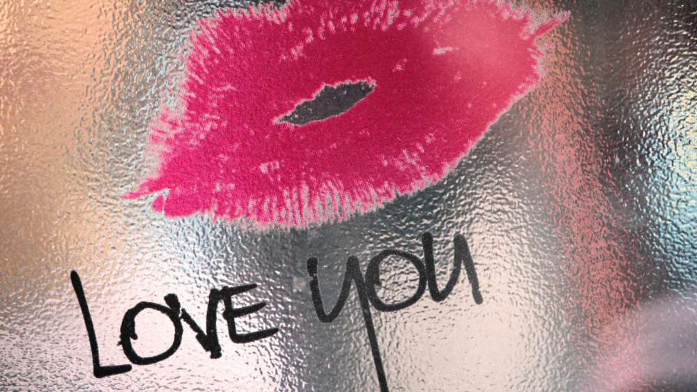 Lipstick Kiss on Foggy Window wallpaper