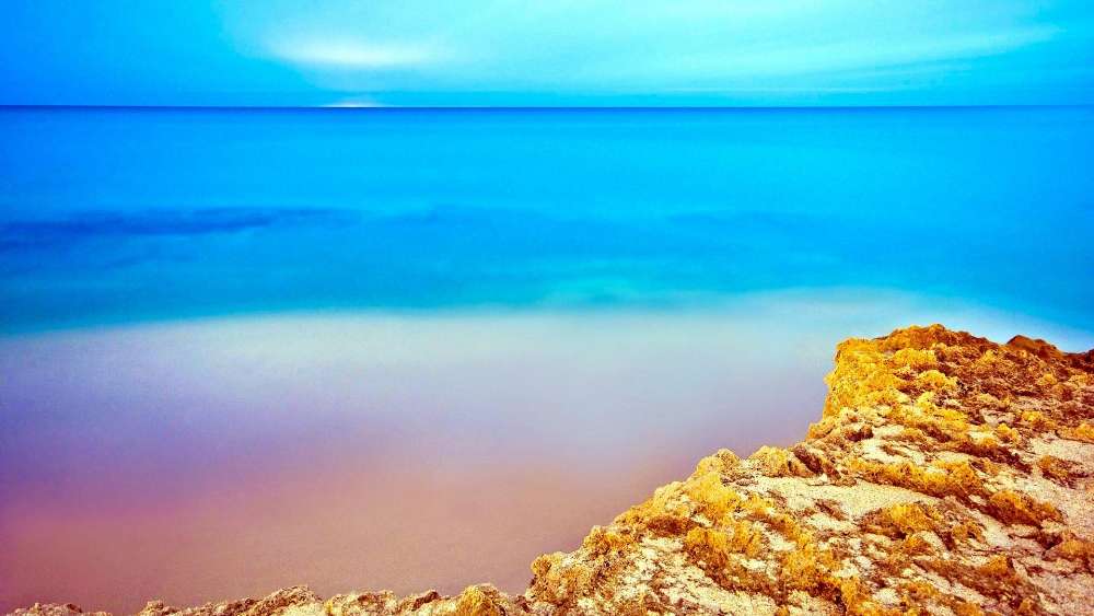 Tranquil Seascape Under a Clear Sky wallpaper