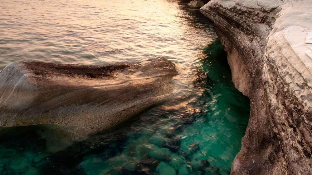 Serene Shoreline at Sunset wallpaper