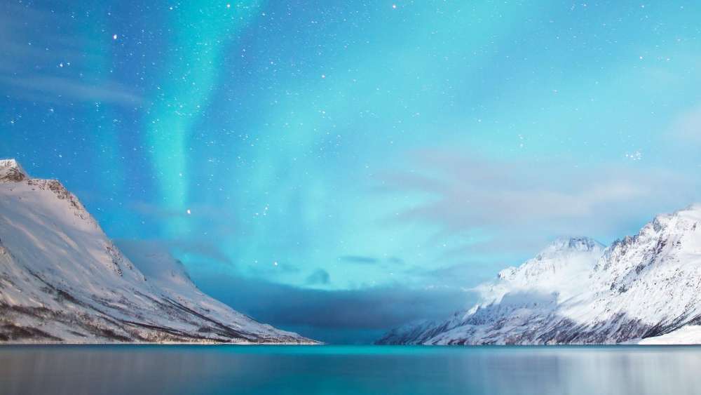 Majestic Northern Lights Over Serene Mountain Lake wallpaper