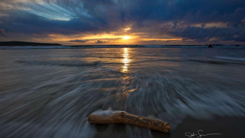 Serene Sunset Over Tranquil Waters wallpaper