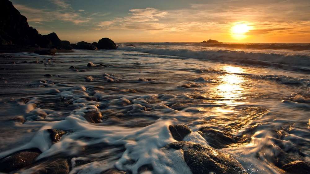 Golden Sunset Over Ocean Waves wallpaper