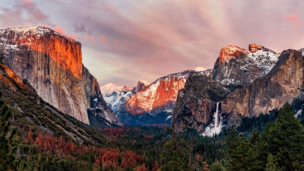 Tunnel view of El Capitan and Cathedral Rocks wallpaper