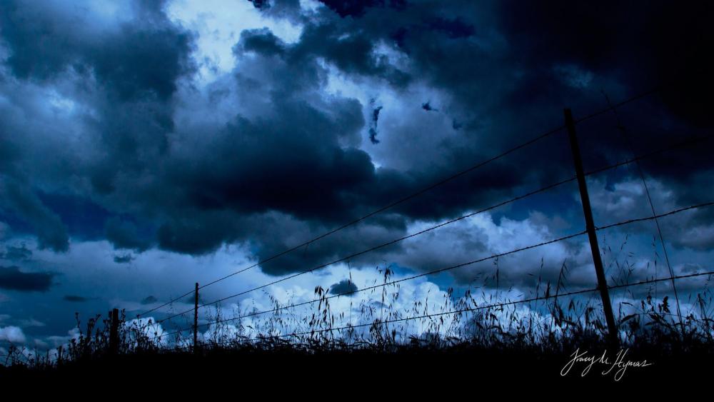 Mysterious Twilight Skies Above a Distant Horizon wallpaper