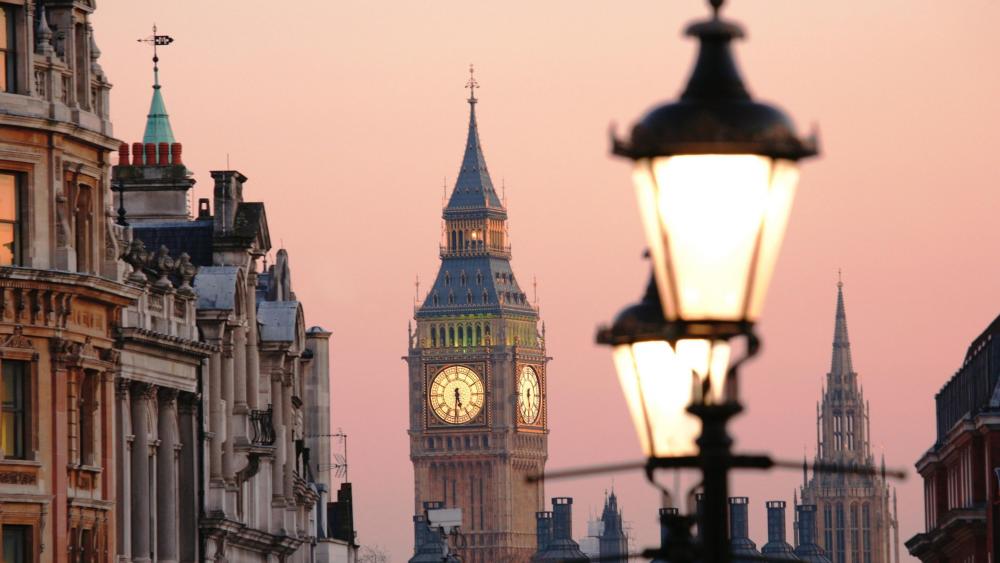 London's Iconic Big Ben at Twilight wallpaper