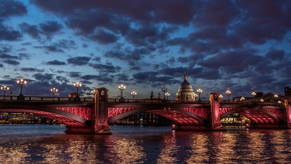 London Bridge over River Thames at night wallpaper