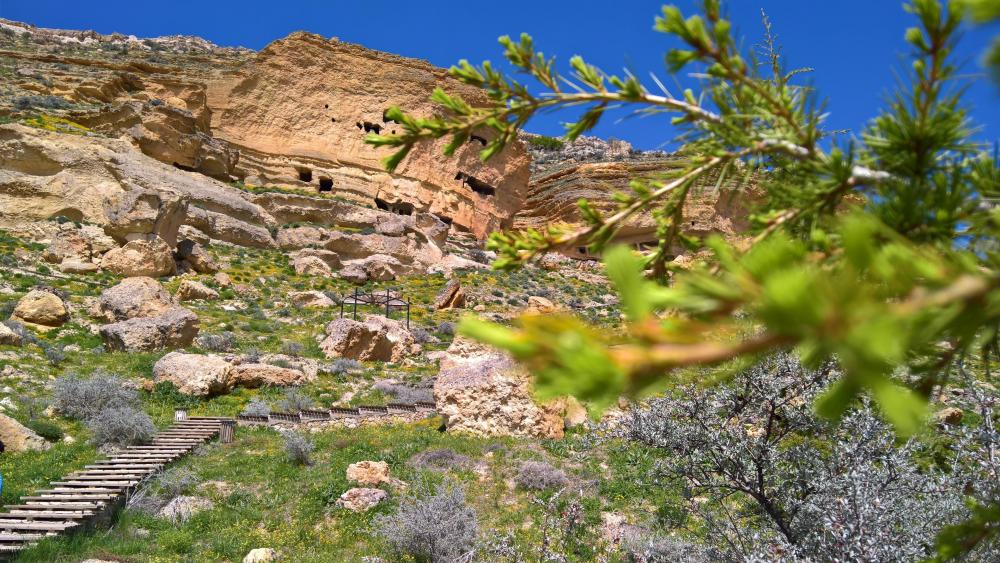 Majestic Rocky Landscape Under Clear Blue Sky wallpaper