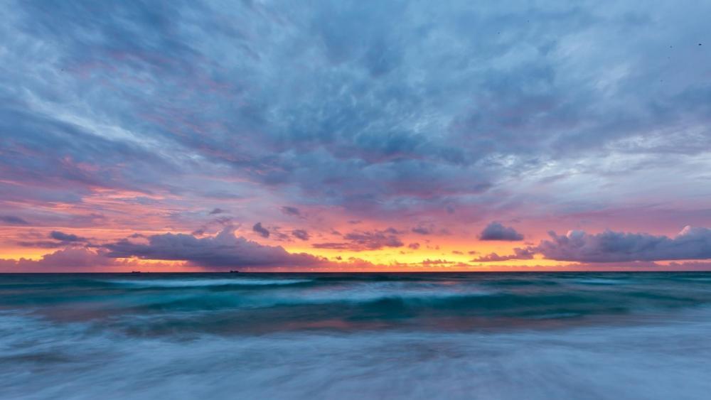 Serene Sunset Over the Ocean Waves wallpaper