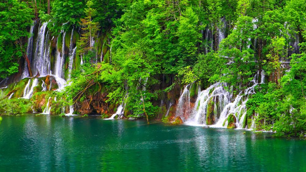 Beutiful waterfall at Plitvice Lakes National Park, Croatia wallpaper