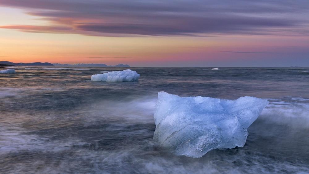 Jökulsárlón glacial lake, Vatnajokull National Park, Iceland wallpaper