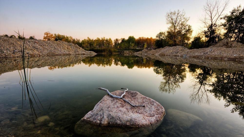 Lake reflection wallpaper