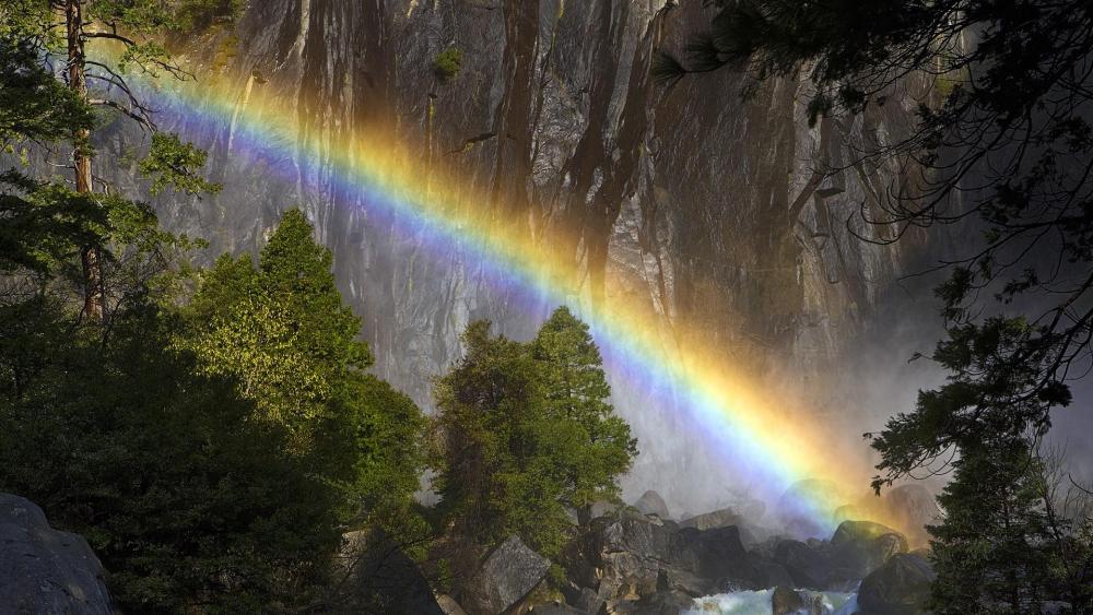 Rainbow at Yosemite Falls wallpaper