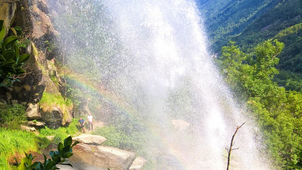 Rainbow in the waterfall wallpaper