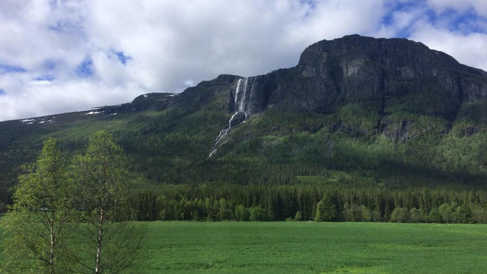 Huge waterfall in Norway wallpaper