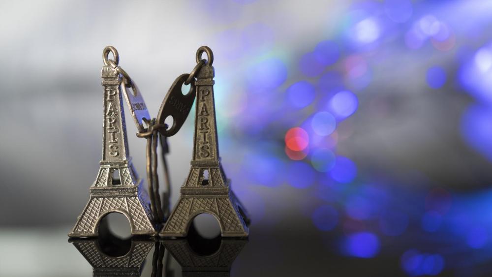 Eiffel Tower keychain wallpaper