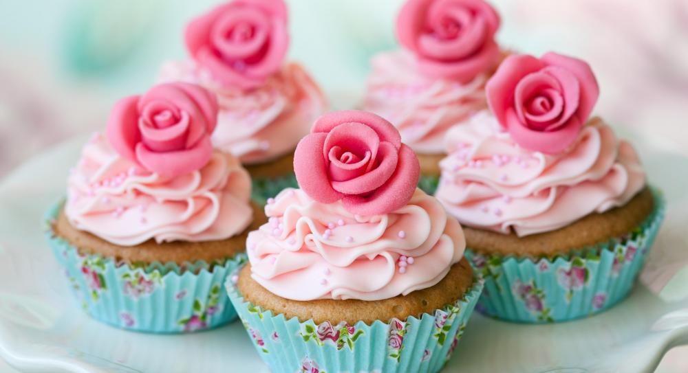Cupcake with rose wallpaper