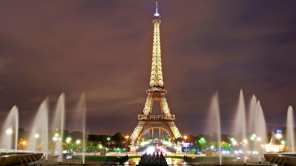 Eiffel Tower and the Trocadero Fountains at night wallpaper