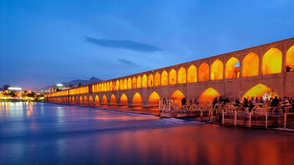 Si-o-se-pol Bridge (Allah-Verdi Khan Bridge) - Iran wallpaper