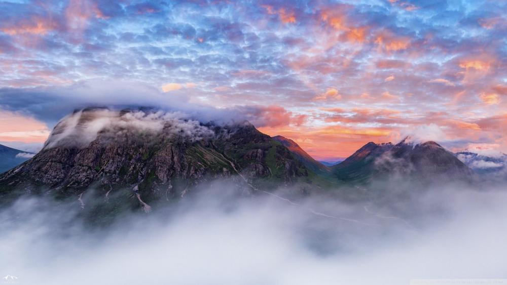 Cloudy summit of the Buachaille Etive Beag wallpaper