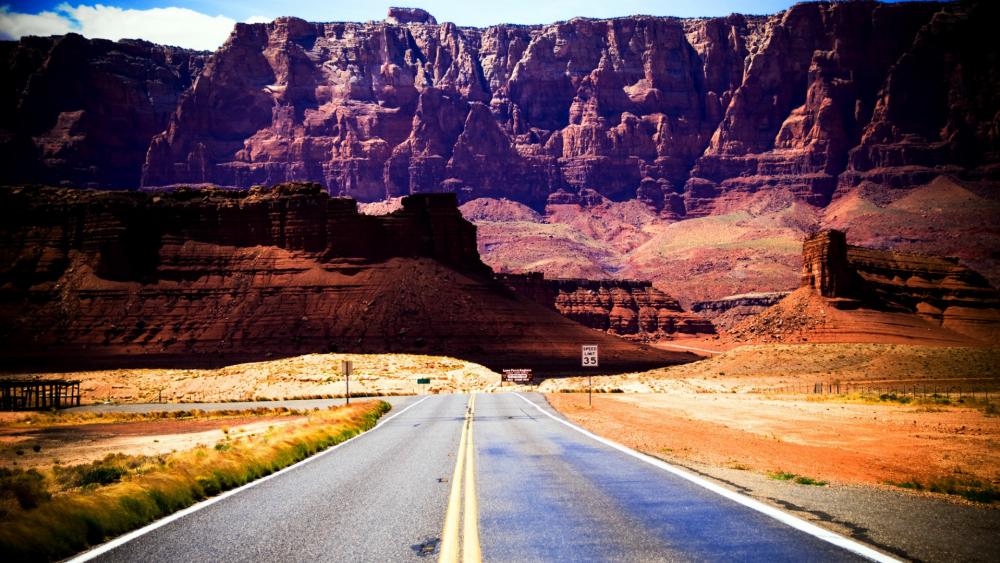Road in the Arizona Desert wallpaper