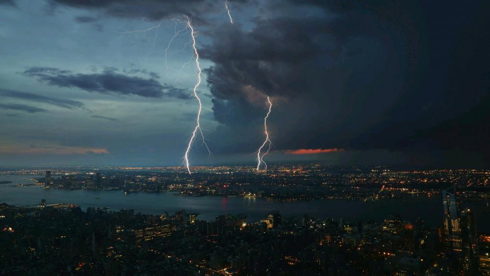 Thunderstorm over the city wallpaper
