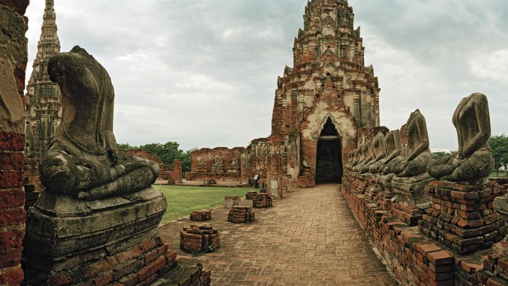 Wat Mahathat (Temple of the Great Relics) in Ayutthaya Historical Park, Thailand wallpaper