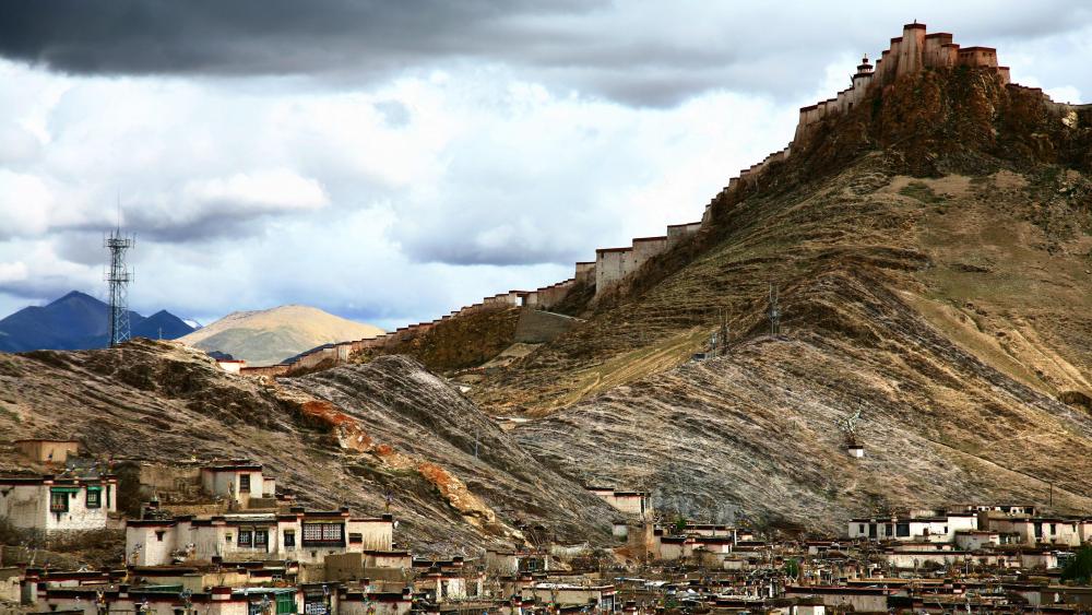 Dzong Fortress (Gyantse Dzong) - Tibet wallpaper
