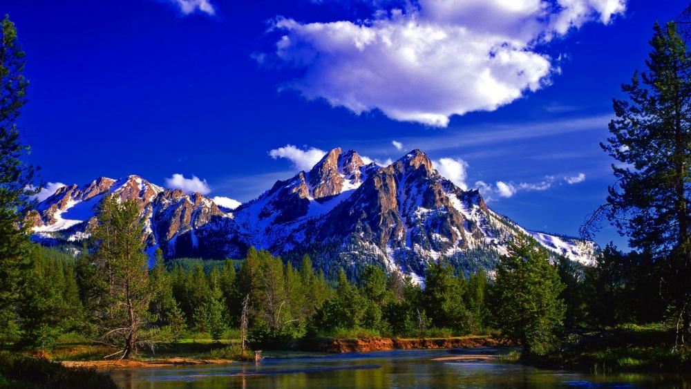 Mountain peaks on a sunny day wallpaper