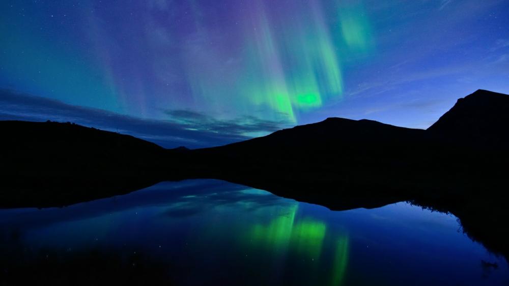 Northern lights reflected in the lake wallpaper