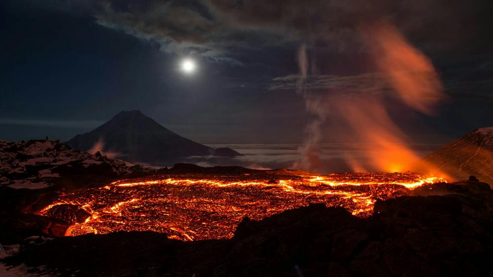 Stunning Pictures of Plosky Tolbachik Volcano Eruption wallpaper