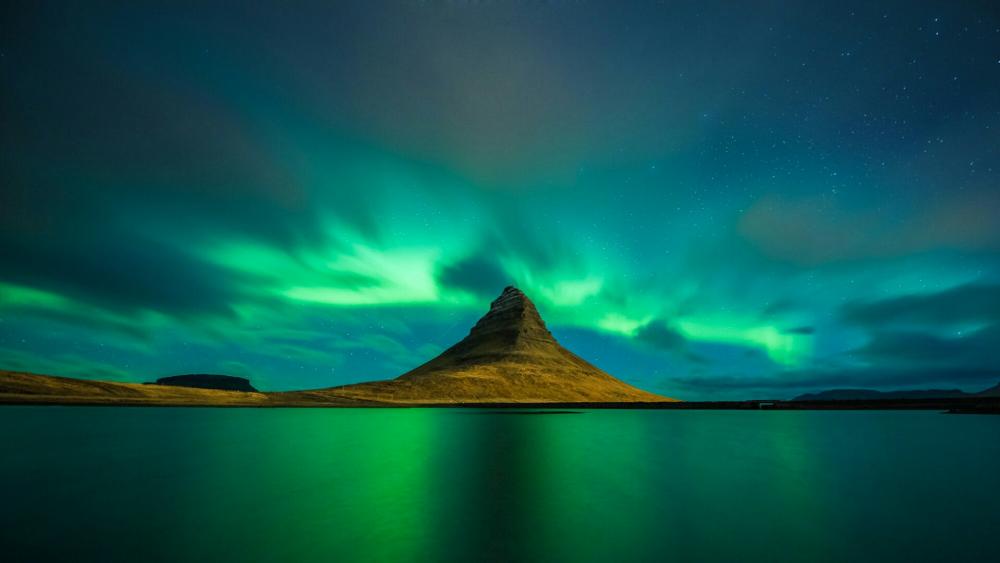 Kirkjufell Mountain & Aurora Borealis - Iceland wallpaper