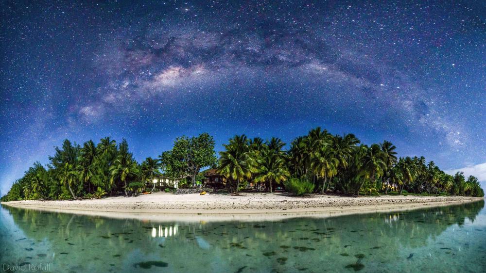 Milky way above Aitutaki wallpaper