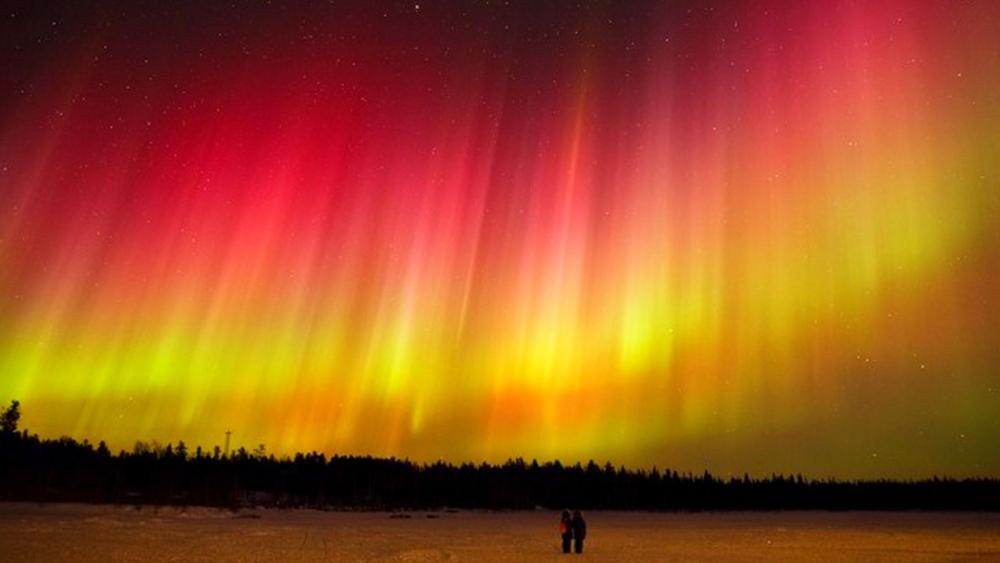 Northern Lights - a fiery dance in heaven wallpaper