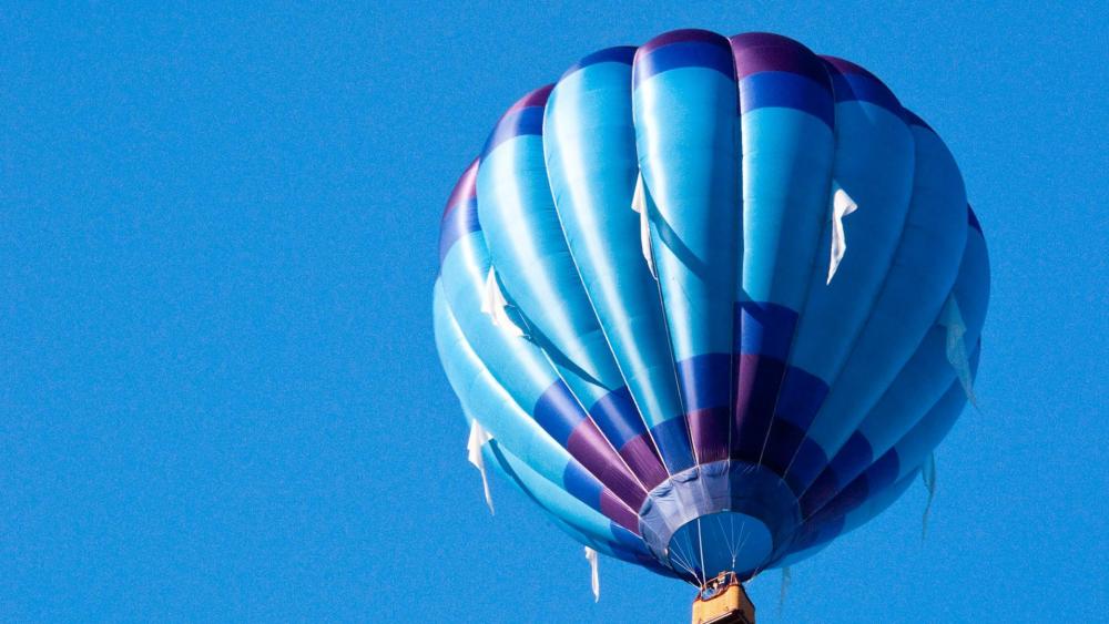 Blue hot air balloon wallpaper