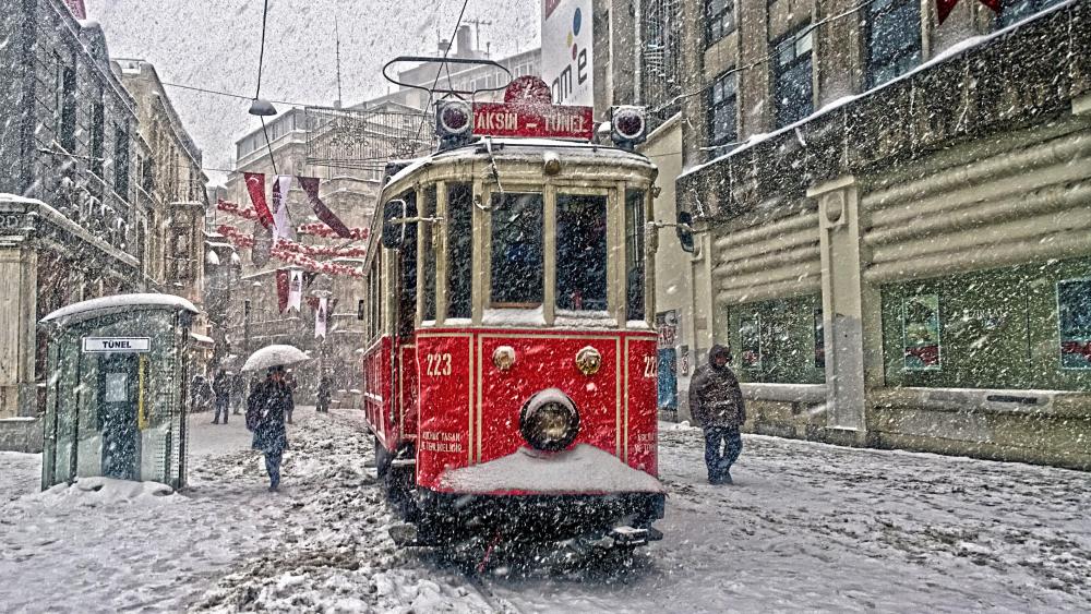 Red Tram at Istiklal Avenue, Istambul wallpaper