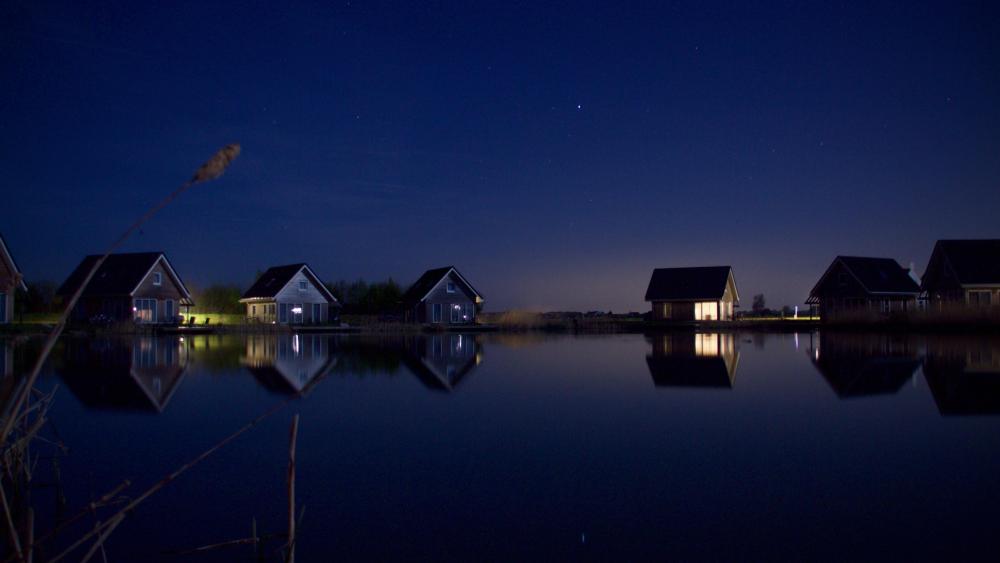 Night lake reflection wallpaper
