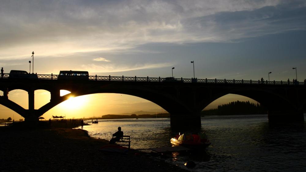 The setting sun of Ili River bridge wallpaper