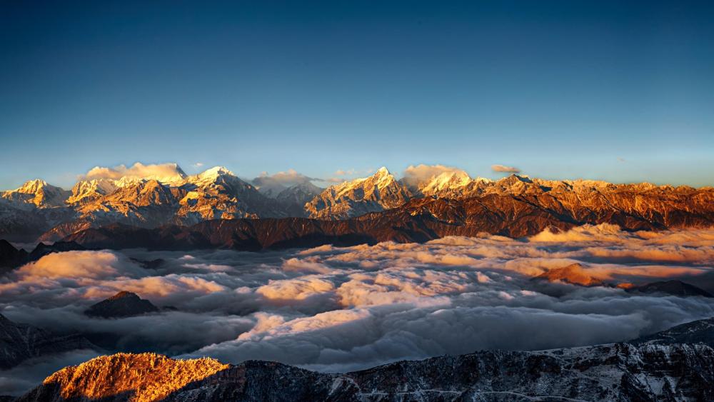 Mount Gongga in the sea of clouds wallpaper