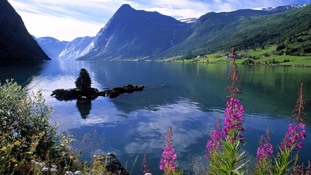 Jolstravatnet Lake, Norway wallpaper