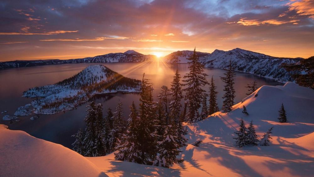 Crater Lake and Wizard Island (Oregon) wallpaper